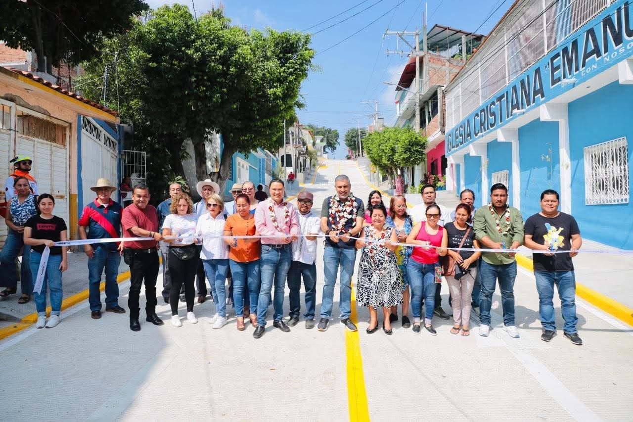 Angel Torres inaugura más calles felices; ahora en la colonia Las Lomas